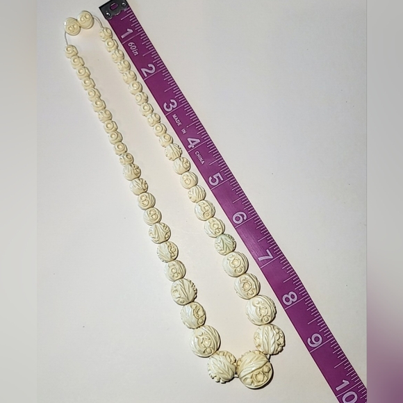 EARLY PLASTIC CARVED BEAD NECKLACE - BARREL CLASP - IVORY COLOR - Picture 7 of 8